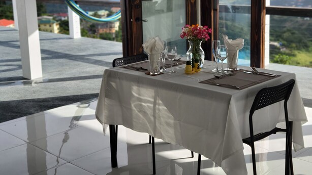 Une table dressée pour le repas, avec vue sur le paysage.
