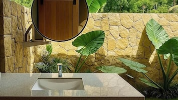 Villa Premium, patio, vue jardin | Salle de bain | Douche, sĂšche-cheveux, serviettes fournies, papier toilette