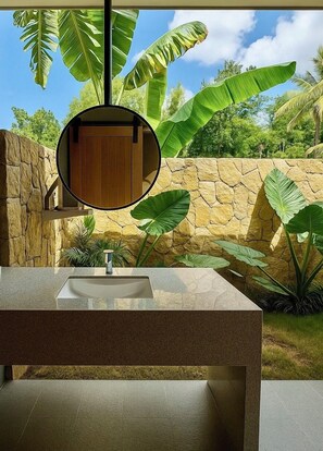 Premium-villa - terrasse - udsigt til have | Badeværelse | Bruser, hårtørrer, håndklæder, Toiletpapir