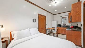 1 bedroom, desk, iron/ironing board, WiFi