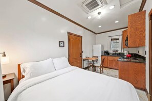 Desk, iron/ironing board, WiFi, bed sheets