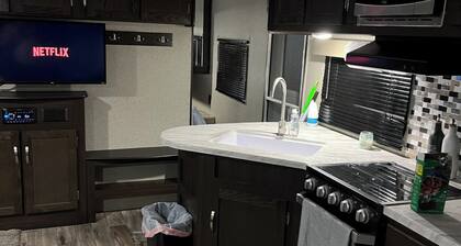 Cozy RV in Pleasant Hanford with AC, WiFi
