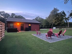 Terrace/patio - Quiet cabin, hot tub, firepit, no pet fee, MAX 4 person occ (Hulbert)