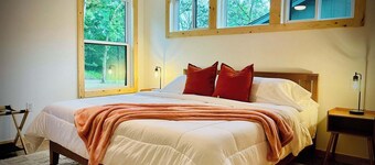 Quiet cabin, hot tub, firepit, no pet fee, NEW, 4 person occ