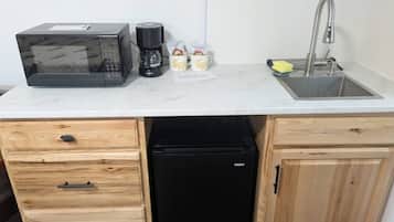 Réfrigérateur, four à micro-ondes, cafetière-théière