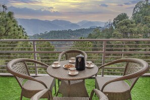Outdoor dining - Villa Sparklewoods ,Nestled in the heart of Himachal’s lush greenery,! (Dharampur)
