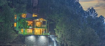 Villa Sparklewoods ,Nestled in the heart of Himachal’s lush greenery,!