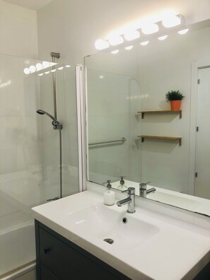 Dusche, Haartrockner, Handtücher, Seife