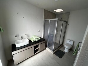 Toallas, jabón, papel de baño 