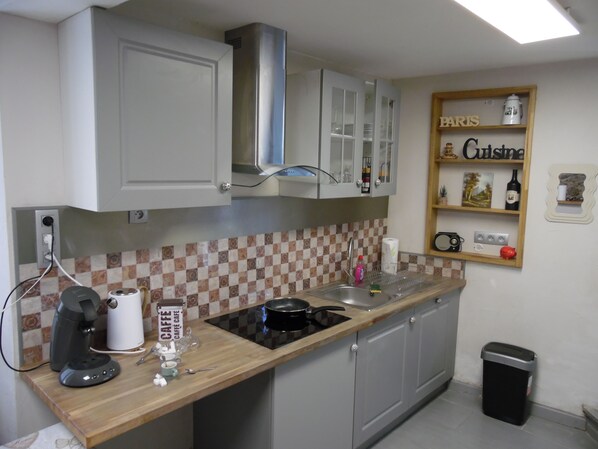 Réfrigérateur, micro-ondes, plaque de cuisson, lave-vaisselle
