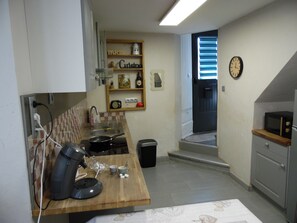 Een koelkast, een magnetron, een kookplaat, een vaatwasser