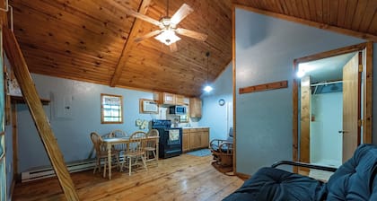 Quiet Country Cabin • Near Trails & State Parks