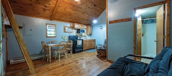 Quiet Country Cabin • Near Trails & State Parks