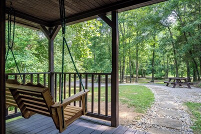 Quiet Country Cabin • Near Trails & State Parks