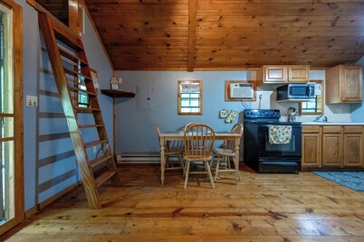 Quiet Country Cabin • Near Trails & State Parks