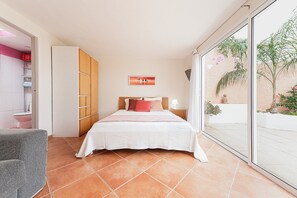 Planxa i posts de planxar, wifi i roba de llit