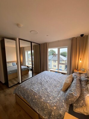 3 habitaciones, tabla de planchar con plancha, wifi y ropa de cama 