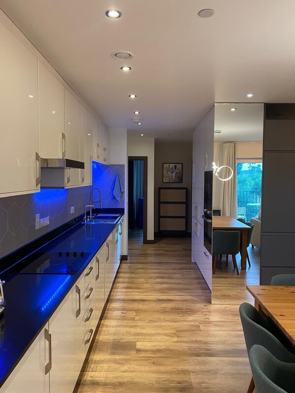 Micro-ondes, four, plaque de cuisson, lave-vaisselle