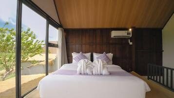 Classic Villa | Desk, free WiFi, bed sheets