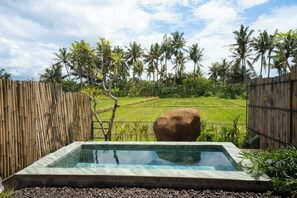 สระว่ายน้ำกลางแจ้ง