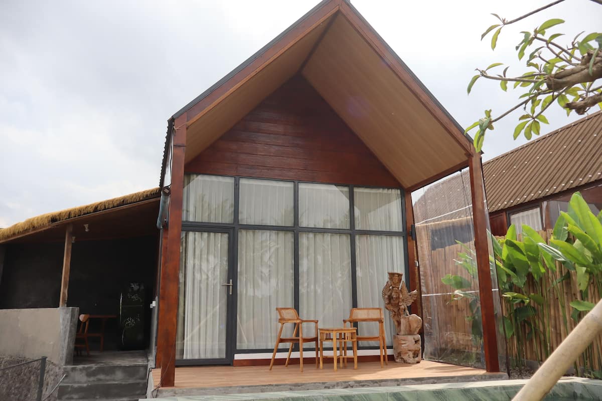 Basic Villa | Desk, free WiFi, bed sheets