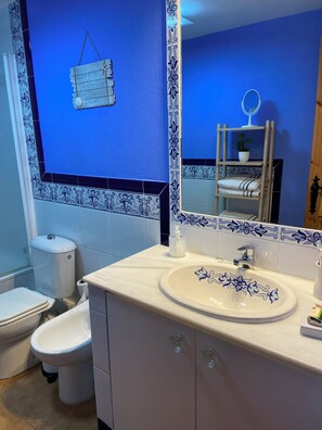 Bidet, tovalloles, sabó i paper higiènic 