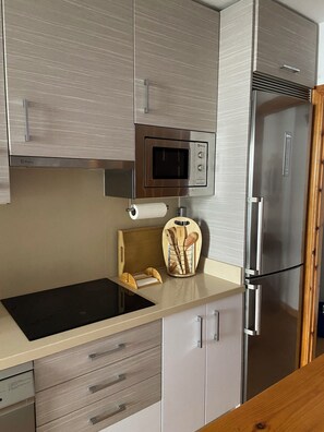 Micro-ondes, plaque de cuisson, lave-vaisselle