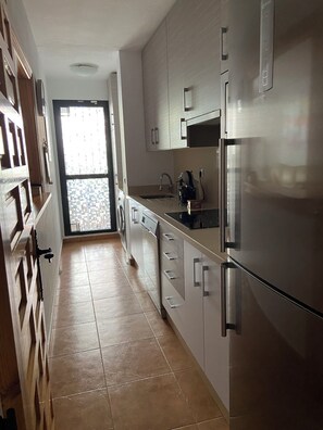 Micro-ondes, plaque de cuisson, lave-vaisselle