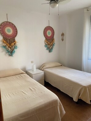 2 dormitoris, planxa i posts de planxar, wifi i roba de llit 