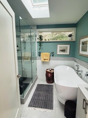 Haartrockner, Handtücher, Seife, Toilettenpapier