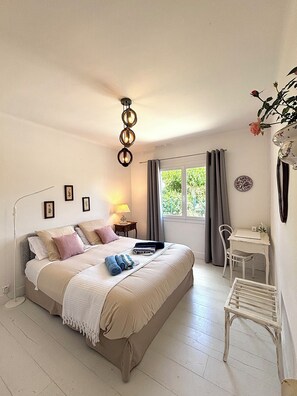 3 slaapkamers, een strijkplank/strijkijzer, wifi, beddengoed