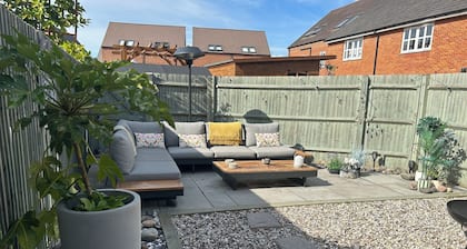 3-Bed Modern Town House Newbury Racecourse