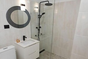 Douche, sèche-cheveux, serviettes fournies, savon