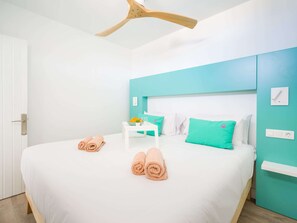 Casa | 1 dormitorio y tabla de planchar con plancha