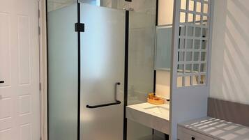 샤워 시설, 헤어드라이어, 슬리퍼, 타월