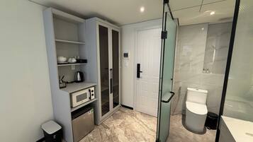 더블룸, 에어컨, 시내 전망 | 책상, 노트북 작업 공간, 암막 커튼, 다리미/다리미판