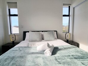 1 bedroom, desk, WiFi - Steps from the Arena - Modern Addington Stay (Christchurch)