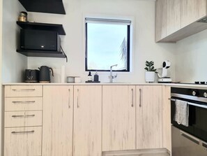 Private kitchen - Steps from the Arena - Modern Addington Stay (Christchurch)