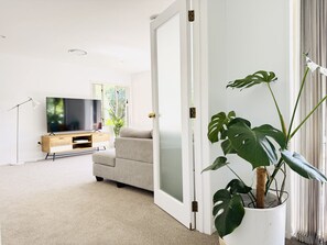 TV - 🌟 Large, Warm 4BR Family Retreat in Halswell – Netflix, Massage Chair & More! (Christchurch)