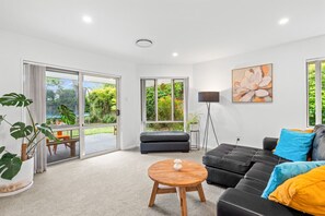 TV - 🌟 Large, Warm 4BR Family Retreat in Halswell – Netflix, Massage Chair & More! (Christchurch)
