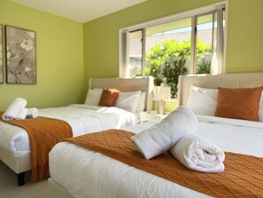 4 habitaciones, escritorio y tabla de planchar con plancha 