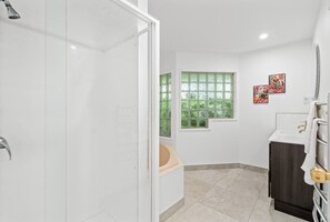 Hair dryer - 🌟 Large, Warm 4BR Family Retreat in Halswell – Netflix, Massage Chair & More! (Christchurch)