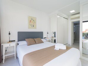 Casa | 1 dormitorio y tabla de planchar con plancha