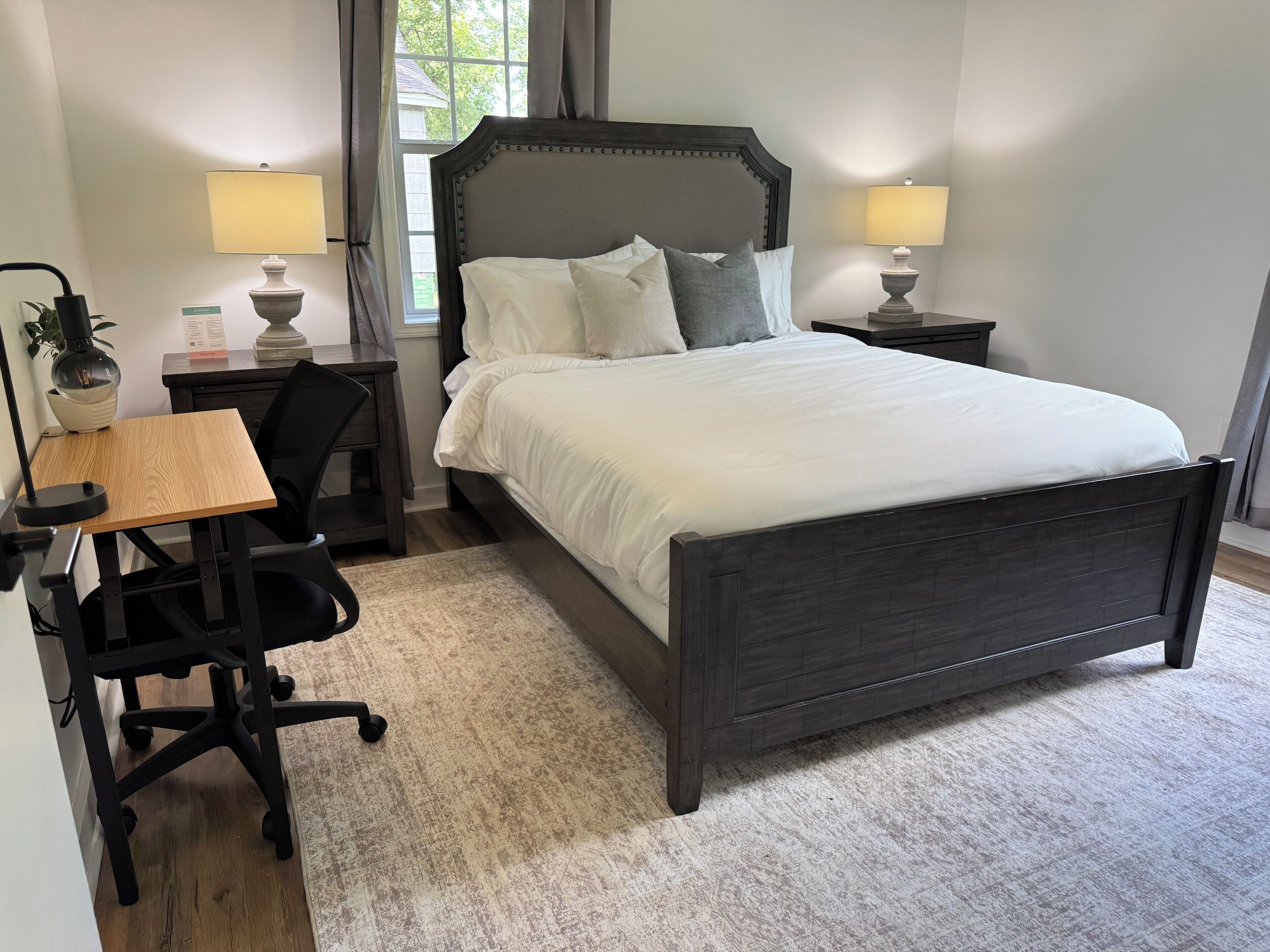 2 室のベッドルーム、デスク、アイロン / アイロン台、旅行用ベビーベッド