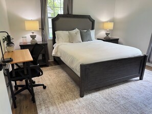 2 habitaciones, escritorio y tabla de planchar con plancha 