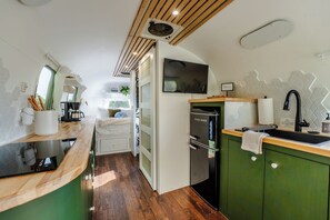 Een koelkast, een microgolfoven, een kookplaat