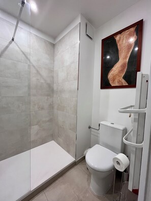 Douche, sèche-cheveux, serviettes fournies, savon