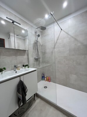 Shower, hair dryer, towels, soap - Comfortable studio, private garden, swimming pool and sea just 2 minutes away on foot (Antibes)