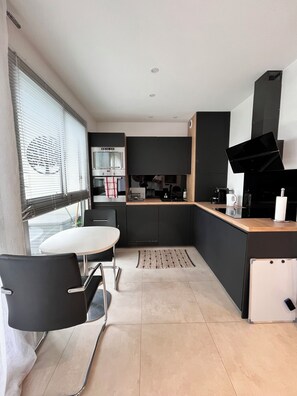 Micro-ondes, four, plaque de cuisson, lave-vaisselle