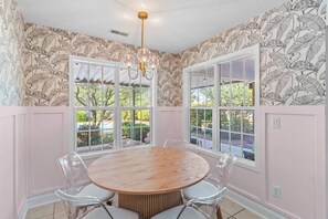 Dining - The Salty Flamingo w Pool+Hot Tub+Ping Pong (Murrayville)